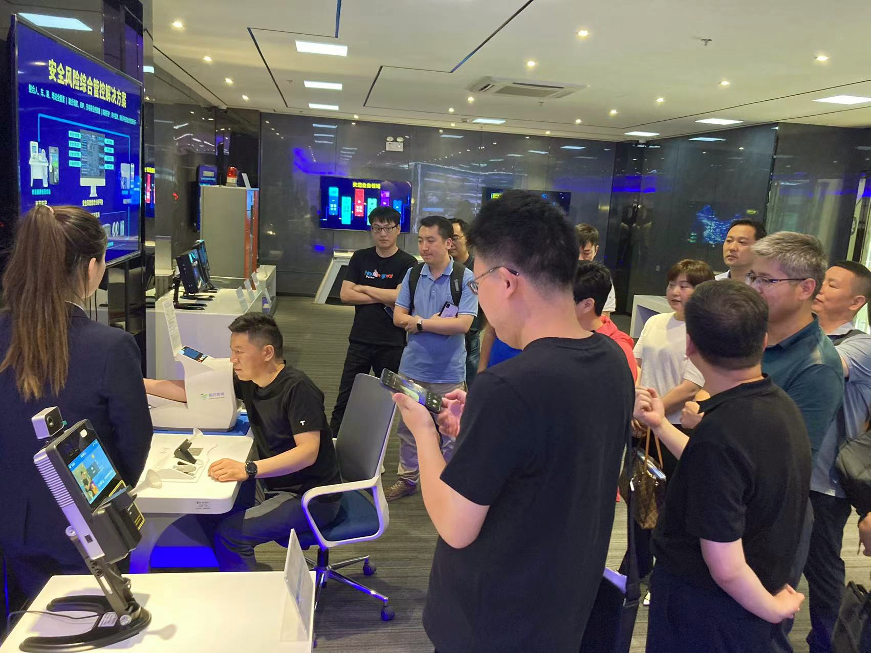 “走进凯发k8国际--探讨新形势下的交通物联网融合共生”主题沙龙活动成功举办
